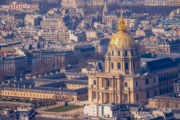 Immagine Fotografia panoramica della cappella reale dell'Hotel des Invalides, Parigi (Francia) - Se c'è una cosa che il barocco non ha mai avuto timore di fare è quello di innalzarsi. In questo caso, non solo l'ha fatto metaforicamente nei confronti dell'arte parigina ma anche visivamente. La cappella reale dell'Hotel des Invalides a Parigi, infatti, trionfa in tutto il suo stile eccessivo con quel color oro che attira l'attenzione inevitabilmente. Curioso il fatto che sia anche elemento funzionante da santuario poiché racchiude la tomba di Napoleone. Questo rende la vista ad ampio raggio ancora più particolare - © SAHACHAT SANEHA / Shutterstock.com