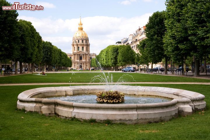 Immagine Veduta panoramica del parco con giardini e fontana nei pressi dell'Hotel des Invalides, Parigi (Francia) - Secondo alcuni esperti di urbanistica non può esistere un complesso senza che questo sia accompagnato da un circondario superlativo, in quanto perderebbe di importanza. Quello che succede nei pressi dell'Hotel des Invalides, ai professionisti dell'edilizia piacerebbe molto. Giardini con i prati curati tipici del gusto francese, alberi rigogliosi e una fontana che arricchisce la visuale dando un respiro visivo ampio e decisamente grintoso. Come si può vedere dall'immagine la meravigliosa cupola in lontananza poi, che si erge così maestosa, regala nell'insieme uno spettacolo ottico prezioso - © Ekaterina Pokrovsky / Shutterstock.com