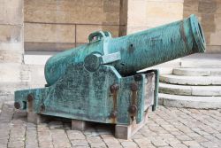Il cannone: un particolare del complesso des Invalides di Parigi (Francia) - Quando nel 1871 circa alla struttura parigina di Des Invalides fu aggiunto anche il museo dell'artiglieria, le ...