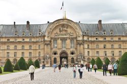 L'ingresso nord dell'Hotel des Invalides, Parigi (Francia) - La facciata nord dell'edificio che fu costruito per ospitare gli invalidi di guerra e che, nel corso degli anni, ha acquisito ...