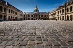 Il selciato del cortile d'onore dell'Hotel des Invalides, Parigi (Francia) - Ogni città ha un posto dove posare i piedi che ne riflette la sua storia. Basti pensare ai bellissimi ...