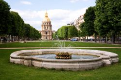 Veduta panoramica del parco con giardini e fontana nei pressi dell'Hotel des Invalides, Parigi (Francia) - Secondo alcuni esperti di urbanistica non può esistere un complesso senza ...