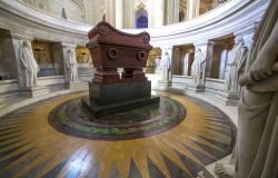 La Tomba di Napoleone racchiusa nella Cappella dell'Hotel des Invalides, Parigi (Francia) - Come si può vedere dall'immagine, la tomba di Napoleone I è circondata da statue, ...