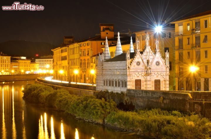 Immagine Di notte la magia del Lungarno offre delle spledide panoramiche del fiume e della chiesa di Santa Maria della Spina, uno dei capolavori del gotico pisano, come gli altri più grandi monumenti di piazza dei Miracoli a Pisa - © Emi Cristea / Shutterstock.com