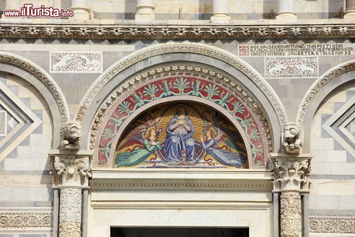 Immagine Un dettaglio della piccola chiesa di Pisa: Santa Maria della Spina - © VanHart / Shutterstock.com