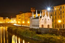 Di notte la magia del Lungarno offre delle spledide panoramiche del fiume e della chiesa di Santa Maria della Spina, uno dei capolavori del gotico pisano, come gli altri più grandi ...