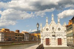 Il nome della chiesa indicava che all'interno era costudita una delle spine della corona di Gesù, reliquia oggi conservata nella piccola Chiesa di Santa Chiara, sempre a Pisa - © ...