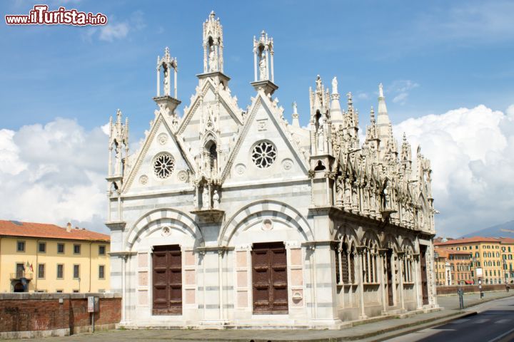 Immagine Questo piccolo tempio in riva al fiume Arno è uno splendido esempio di gotico pisano, eretto con largo uso di marmi policromi - © marcociannarel / Shutterstock.com