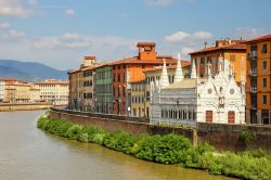 Il nome originale era di Santa Maria di Pontenovo, quando venne  costruita nel 13° secolo, ma oggi il ponte non esiste più. La piccola chiesa gotica di Santa Maria della Spina, ...