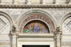 Un dettaglio della piccola chiesa di Pisa: Santa Maria della Spina - © VanHart / Shutterstock.com