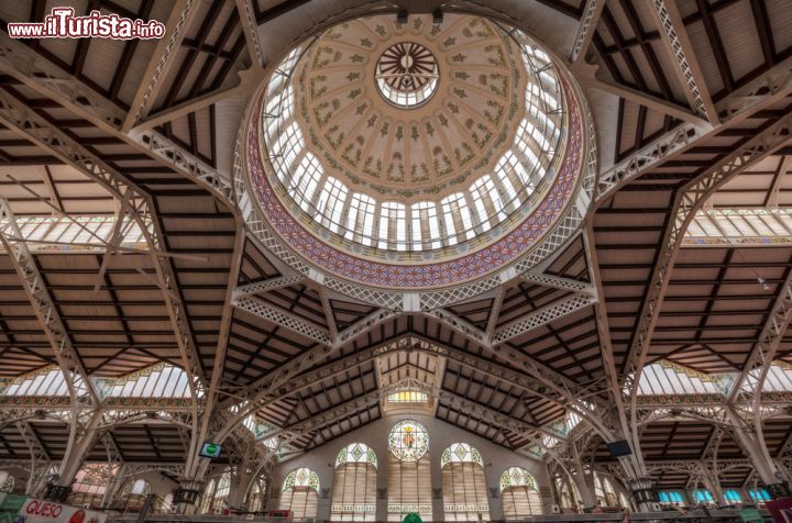 Immagine L'architettura del Mercado Central di Valencia ha fatto largo uso di ferro battuto e vetro, con forme pseudo gotiche, una delle migliori realizzazioni in modernismo valenciano. La grande cupola offre una buona illuminazione naturale agli ambienti del mercato - © Christian Mueller / Shutterstock.com