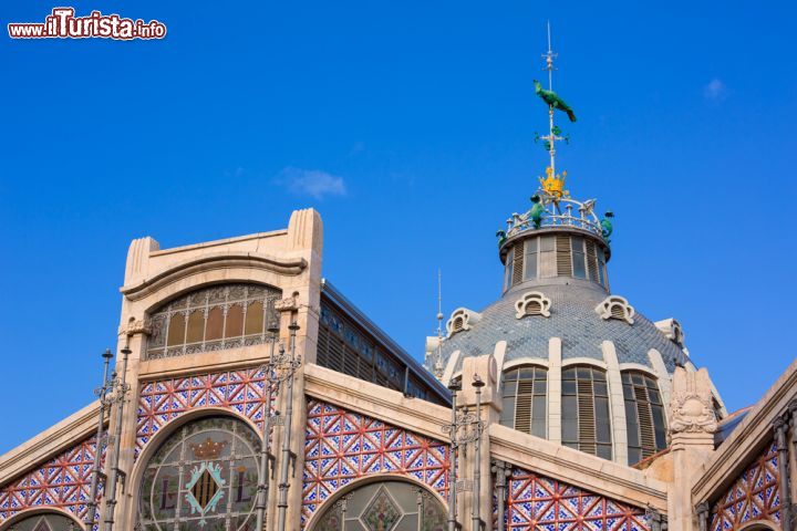 Immagine La struttura del mercato coperto di Valencia venne inaugurata nel 1928. Il progetto venne firmato dagli architetti Alejandro Soler e Francisco Guardia - © holbox / Shutterstock.com