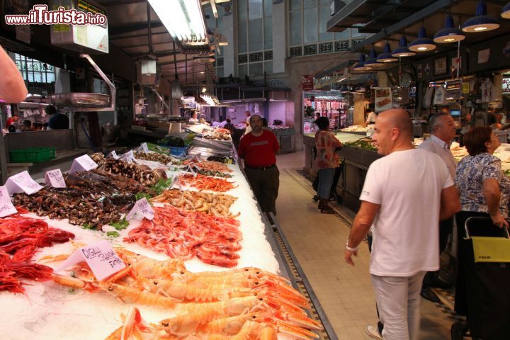 Immagine Una visita alle bancarelle del pesce del mercato coperto di Valencia - © Tupungato / Shutterstock.com