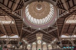 L'architettura del Mercado Central di Valencia ha fatto largo uso di ferro battuto e vetro, con forme pseudo gotiche, una delle migliori realizzazioni in modernismo valenciano. La grande ...