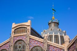 La struttura del mercato coperto di Valencia venne inaugurata nel 1928. Il progetto venne firmato dagli architetti Alejandro Soler e Francisco Guardia - © holbox / Shutterstock.com ...