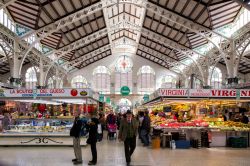 I luminosi interni del Mercato Centrale di Valencia, la struttura coperta che ospita uno dei più interessanti mercati della Spagna - © Rob van Esch / Shutterstock.com 