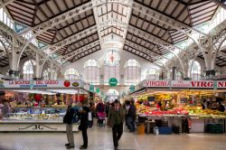 I luminosi interni del Mercato Centrale di Valencia, ...