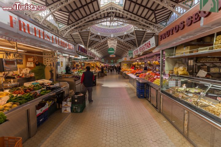 Immagine Dentro al mercato coperto di Valencia: ecco le bancarelle che espongono frutta fresca e golosa frutta secca - © Christian Mueller / Shutterstock.com