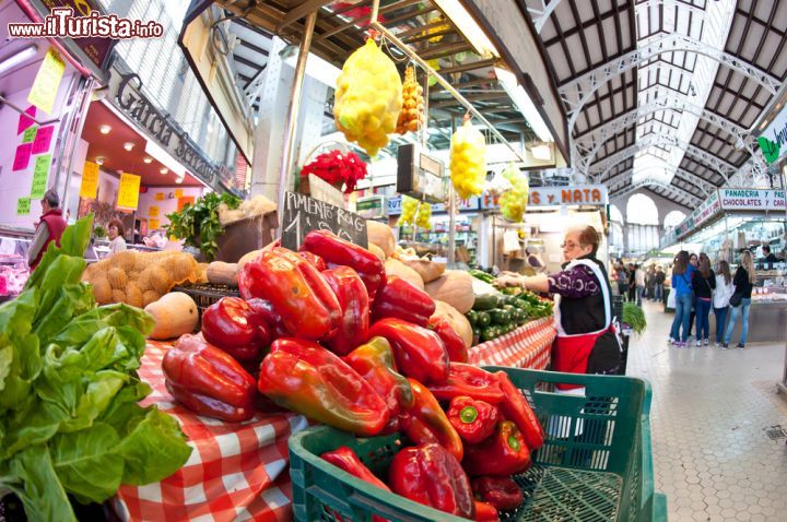 Immagine Tutte le merci esposte al mercato centrale di Valencia colpiscono per i loro colori e la disposizione spettacolare sulle bancarelle, che invita a scattare numerose foto - © pio3 / Shutterstock.com