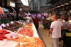 Una visita alle bancarelle del pesce del mercato coperto di Valencia - © Tupungato / Shutterstock.com 