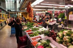 Nel vasto mercato centrale di Valencia sono quasi un migliaio gli stand gastronomici a disposizione di clienti e turisti - © Tupungato / Shutterstock.com 
