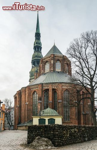 Immagine Fotografia in inverno dell'abside della chiesa di San Pietro a Riga - © Borisb17 / Shutterstock.com