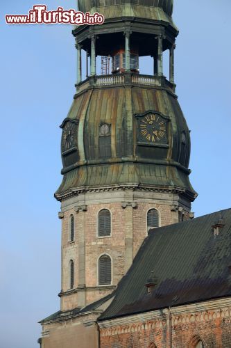 Immagine Dettaglio del grande campanile della chiesa luterana di San Pietro a Riga. Il primo campanile era alto ben 136 metri, distrutto venne ricostruito e oggi con i suoi 123 metri è una delle architetture in muratura più alte dell'Europa - © astudio / Shutterstock.com