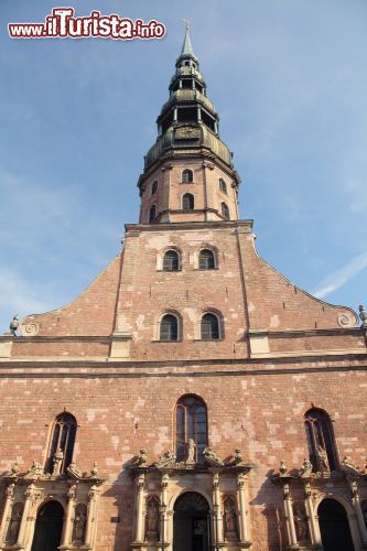 Immagine Facciata e campanile della chiesa ortodossa di San Pietro a Riga - © Lisa A / Shutterstock.com