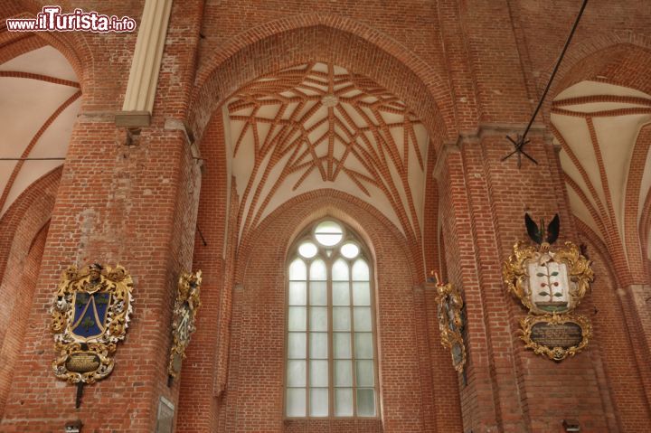 Immagine Interno gotico della chiesa di San Pietro a Riga, tempio luterano e centro religioso-culturale più importante della Lettonia - © Nikonaft / Shutterstock.com