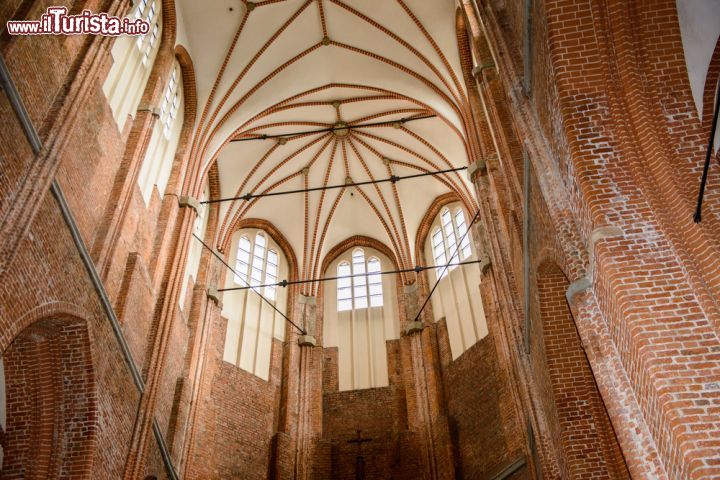 Immagine La navata maggiore della chiesa protestante di San pietro in centro a Riga in Lettonia - © Anton_Ivanov / Shutterstock.com