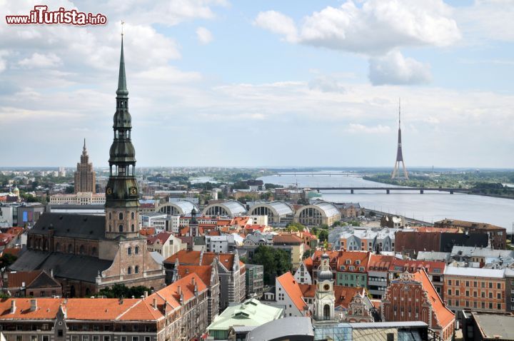 Immagine Il panorama di Riga  è reso più spettacolare dallo slanciato campanile della chiesa di San Pietro, uno dei simboli della Lettonia  - © Ansis Klucis / Shutterstock.com