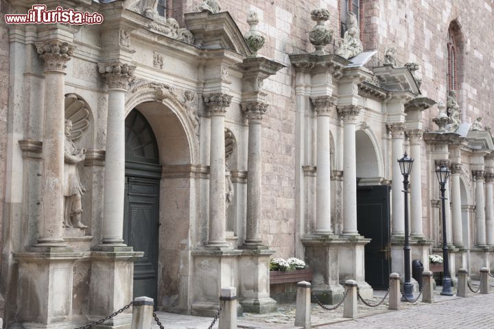 Immagine Particolare dell'esterno della chiesa luterana di San Pietro a Riga - © Kevin George / Shutterstock.com