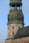 Dettaglio del grande campanile della chiesa luterana di San Pietro a Riga. Il primo campanile era alto ben 136 metri, distrutto venne ricostruito e oggi con i suoi 123 metri è una delle ...