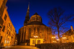 Fotografia notturna del centro storico di Riga e della chiesa protestante di San Pietro a Riga (Lettonia) - © krivinis / Shutterstock.com