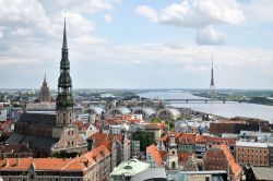 Il panorama di Riga  è reso più spettacolare dallo slanciato campanile della chiesa di San Pietro, uno dei simboli della Lettonia  - © Ansis Klucis / Shutterstock.com ...