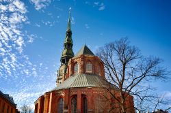 La bella chiesa luterana, costruita in mattoni, di San Pietro si trova nel centro patrimonio UNESCO di Riga. La vediamo fotografata in una splendida giornata di sole della Lettonia - © ...