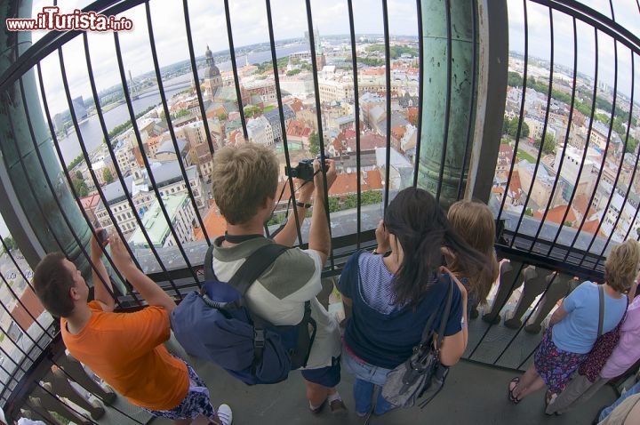 Immagine Turisti sulla cima del campanile della chiesa di San Pietro a Riga. La terrazza panoramica. raggiungibile con un ascensore si trova a 76 metri, mentre la cima della struttura raggiunge i 123 m di altezza, uno dei campanili più alti d'Europa - © Dmitry Chulov / Shutterstock.com
