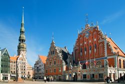 Il centro storico patrimonio UNESCO di Riga: in evidenza la casa delle  teste nere e campanile della chiesa di San Pietro - © strelka / Shutterstock.com