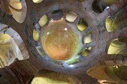 Interno della cupola della chiesa di San Lorenzo, il piccolo tempio romanico in centro a Mantova- © ChiccoDodiFC / Shutterstock.com