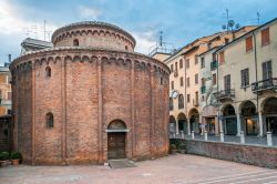La piccola chiesa romanica di San Lorenzo, conosciuta come la "Rotonda di Mantova"- © milosk50 / Shutterstock.com