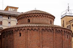 Eretta nel 1083, la piccola chiesa rotonda di San Lorenzo è uno dei capolavori di arte romanica della Lombardia, e si trova nel cuore di Mantova - © Shutterschock / Shutterstock.com ...