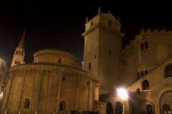 Vista notturna della chiesa romanica della Rotonda di San Lorenzo, alle spalle la torre dell'orologio e la Basilica di S.Andrea in centro a Mantova - © KOMPASstudio / Shutterstock.com ...