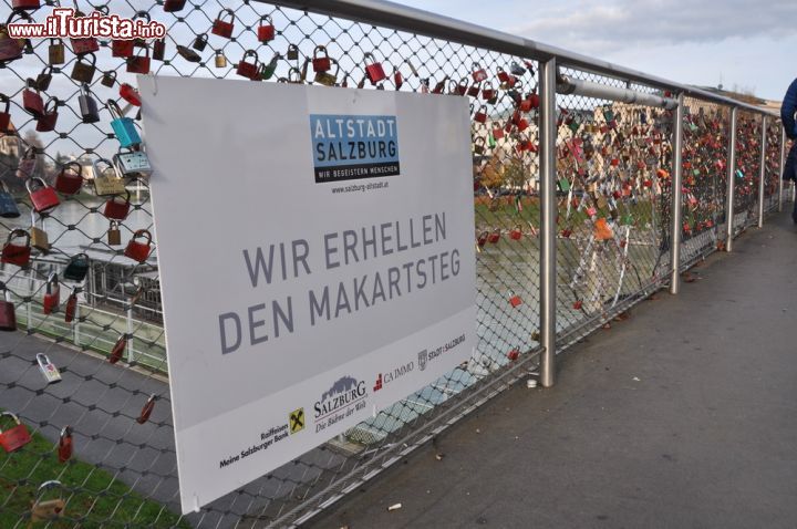 Immagine Con i suoi parapetti a rete, il ponte Makartsteg è ideale per appendere i lucchetti degli innamorati: questa moda sarebbe stata lanciata dal libro di Moccia, "ho voglia di te", anche se forse si erano vericati casi anologhi in precedenza, a Belgrado ed a Riga, in Lettonia