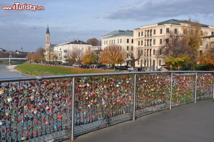 Immagine A prescindere dalla moda discutibile dei lucchetti, il ponte pedonale Makartsteg è un ottimo punto panoramico per scattare delle foto ricordo di Salisburgo