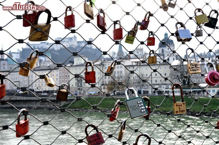 Immagine I lucchetti del ponte degli innamorati a Salisburgo. Sullo sfondo la città vecchia e la fortezza di Hohensalzburg, il Castello di Salisburgo