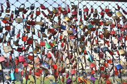 Per alcuni è solo una banalizzazione dell'amore, ma sono migliaia i turisti che scelgono il ponte Makartsteg a Salisburgo per giurarsi eterno amore