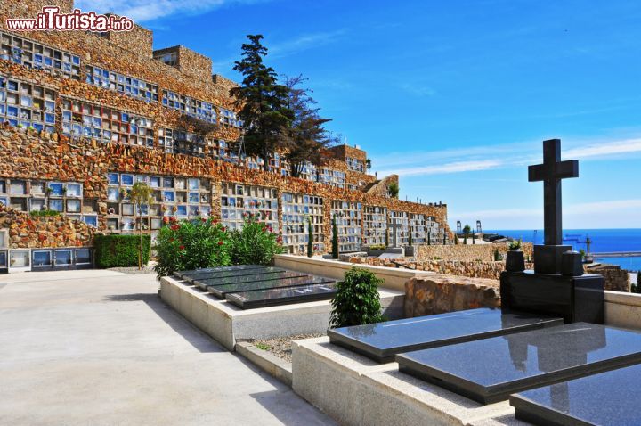 Immagine Uno scorcio del complesso monumentale del cimitero del Montjuïc, con vista panoramica sul mare della Catalogna - © nito / Shutterstock.com