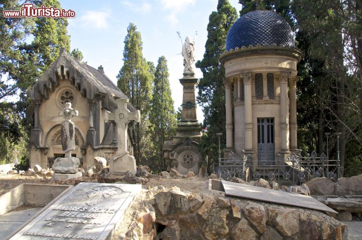 Immagine Tombe artistiche al cimitero della collina del Montjuïc a bArcellona- © ksl / Shutterstock.com