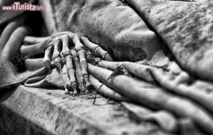 Immagine Aperto ogni giorno dalle 10 alle 18, il cimitero del Montjuïc offre spunti per delle fotografie particolari, macabre e non, oltre che delle visite guidate gratuite tra le tombe più belle del complesso monumentale - © Claudia Casadei / amarcordbarcellona.com/