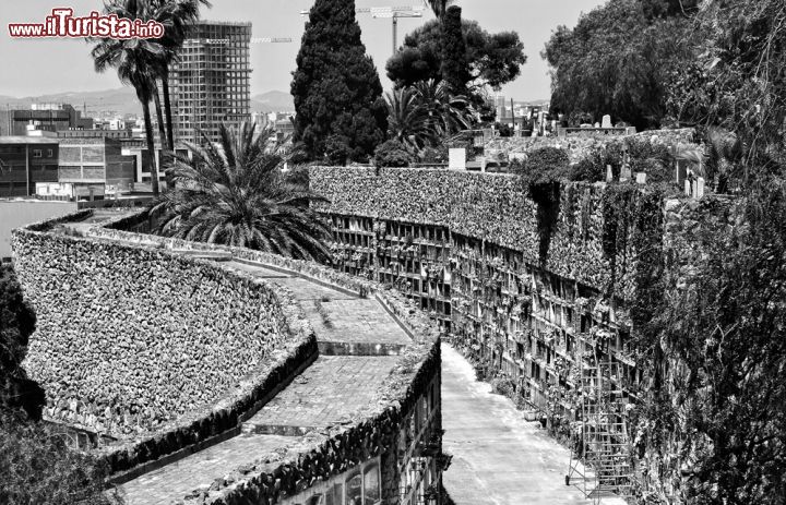 Immagine Uno scatto in bianco nero di uno dei cimiteri monumentali più belli di Barcellona: il "Cementerio de Montjuïc"  - © Claudia Casadei / amarcordbarcellona.com/